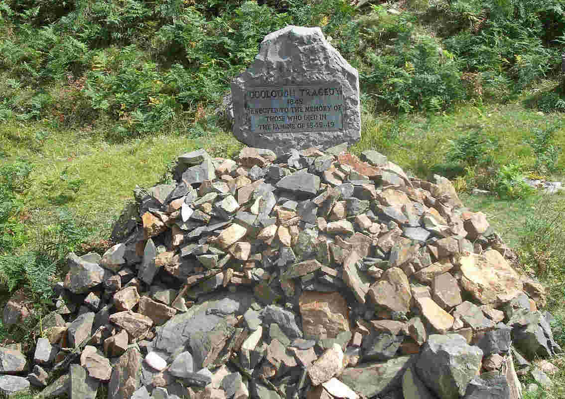 Het hongersnoodmonument langs de weg