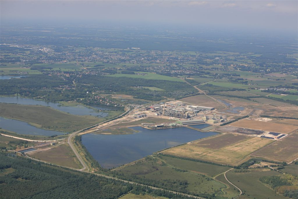 Luchtfoto Nyrstar Budel. Men zou zich hier een zonnepark kunnen voorstellen. De bekkens zijn 0,43km2 groot.