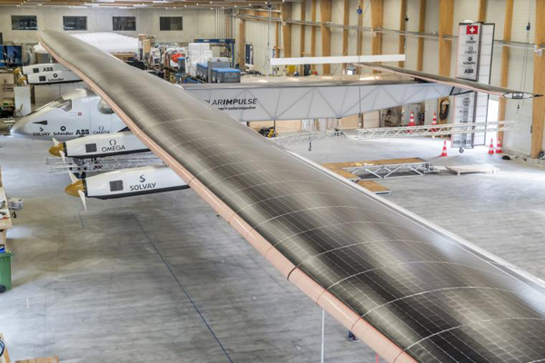 De Solar Impulse 2 in de hangar