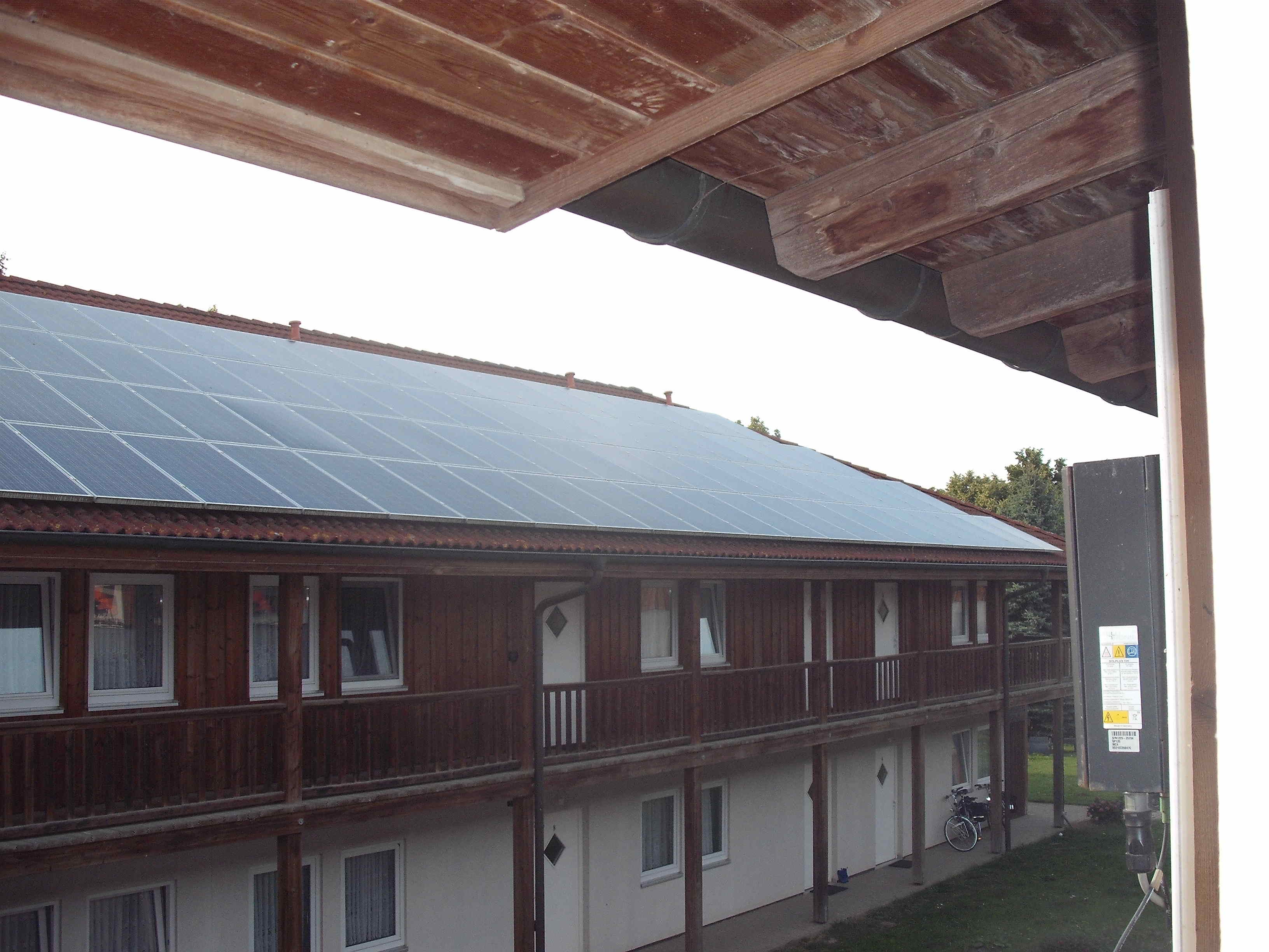 Zonnepanelen op het dak van hotel Reiterhof Zierow aan de Oostzee (vakantie 2015). OP de grond onze fietsen.