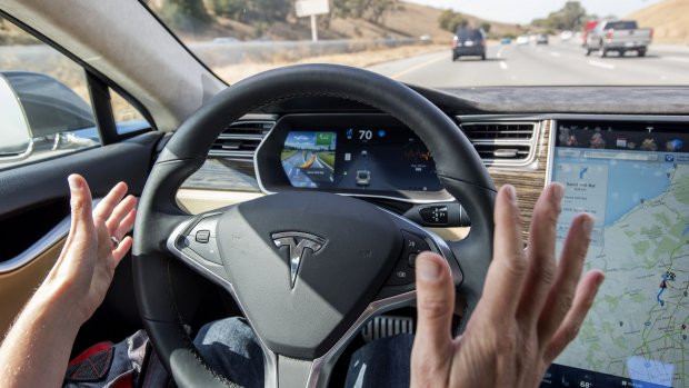 De zelfrijdende Tesla. Het loslaten van de handen is overigens niet toegedstaan.