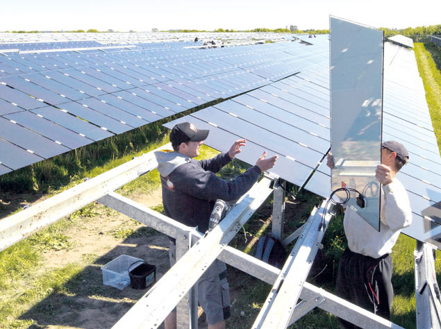 De bouw van zonnepark Azewijn. Dit is gebouwd op een oude stort met mede-financiering door de provincie Gelderland