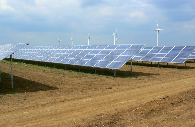 Westmill Energy Farm, Watchfield. In aanvulling op de traditionele gewassen als tarwe en lijnzaad heeft de farm ook een zonnepark en windturbines