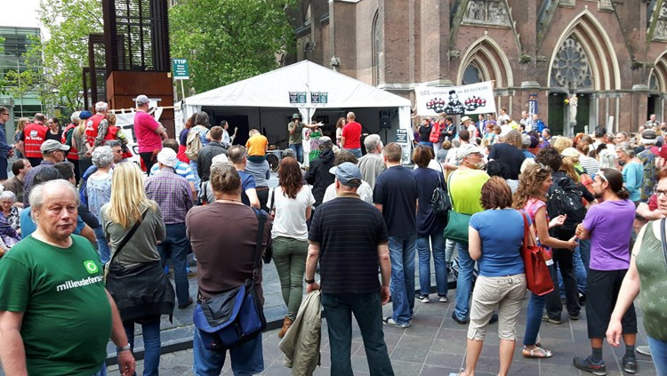 Een foto door Arno van der LInden op de site van de Omroep Brabant. Links vooraan, met buikje en groen Milieudefensie-Tshirt, ben ik