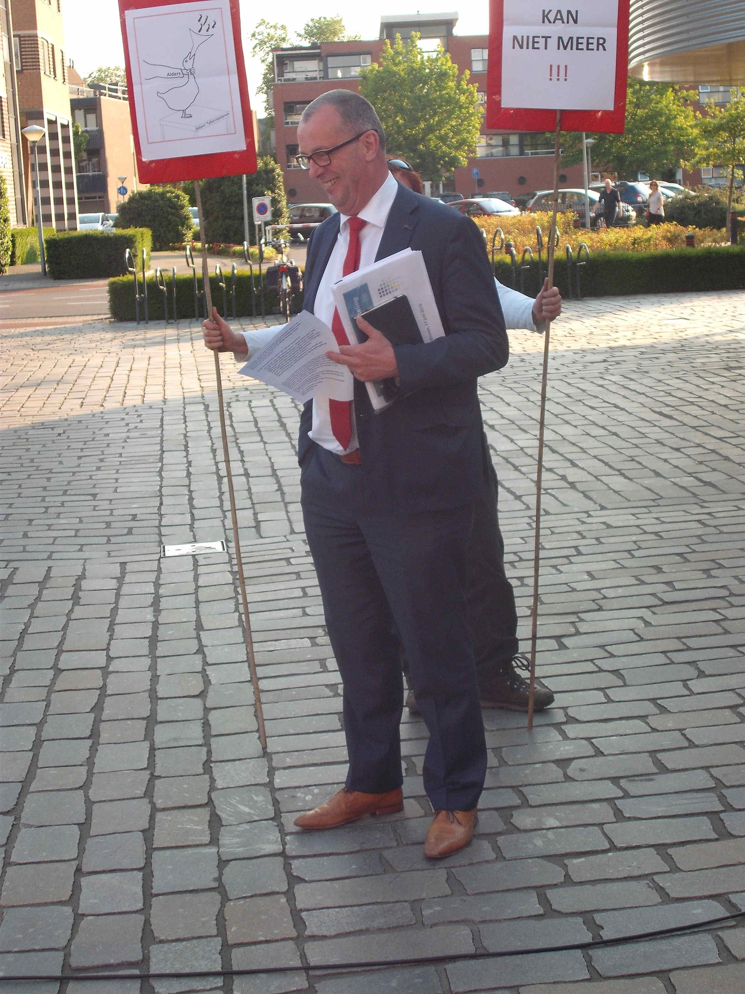 Hans Alders bij het protestzangkoor in Veldhoven 