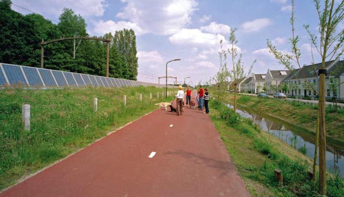 Geluidsschermen langs het spoor in Helmond