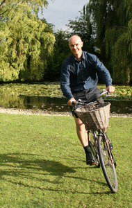  MacKay op de fiets (bron: Wikipedia)