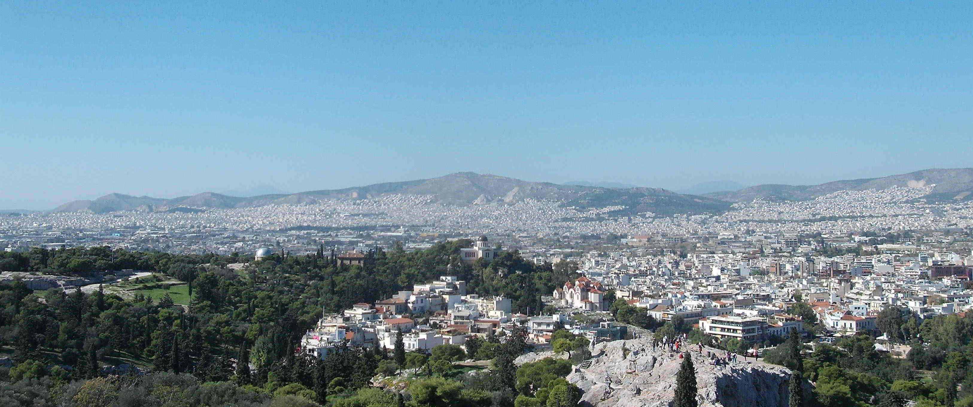 Athene wordt grotendeels door heuvels omgeven en ligt dus in een soort kom. Ook daar sterft het van het autoverkeer en de tweetakt-brommers. Je ruikt het als je buiten komt.