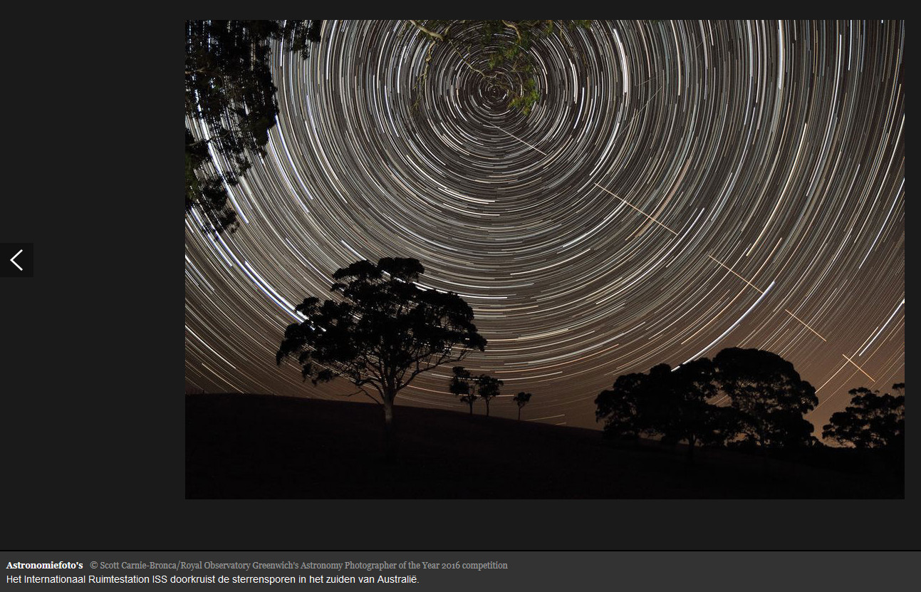 Tijdopname van de sterrenhemel boven Australie. De vanaf rechtsonder omhooglopende streep is het ruimtestation ISS.