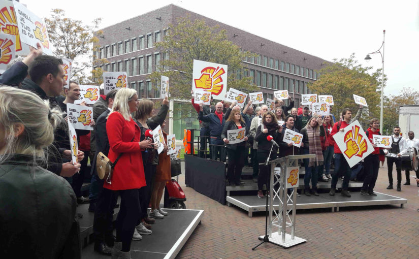 SP protesteert bij Shell en dient vijf eisen in